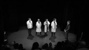 Spectacle de fin d'année, niveau intermédiaire des cours de théâtre adultes Lizart, année 2023