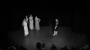 Spectacle des cours adultes débutants des cours de théâtre Lizart, année 2023