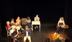 Spectacle des élèves des cours de théâtre à Paris, Lizart, niiveau Débutant, au théâtre Clavel , année 2025