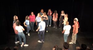 Spectacle des élèves du cours de théâtre à Paris, Lizart et l'importance du théâtre pour bien s'exprimer dans la vie de tous les jours.