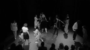 Une bonne thérapie théâtrale avec improvisation de groupe dans ce cours de théâtre Paris Lizart