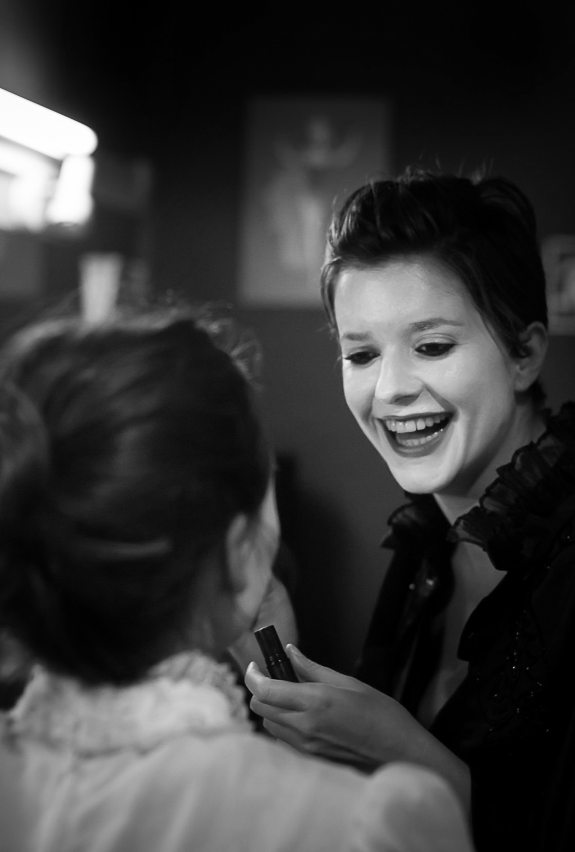 Maquillage avant spectacle des cours de théâtre à Paris Lizart