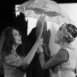 scène avec ombrelle dans le cours débutant de théâtre à Paris