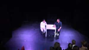scène de deux comédiens débutants des cours de théâtre à Paris, Lizart