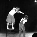 Enfants jouant une scène du cours de théâtre Lizart